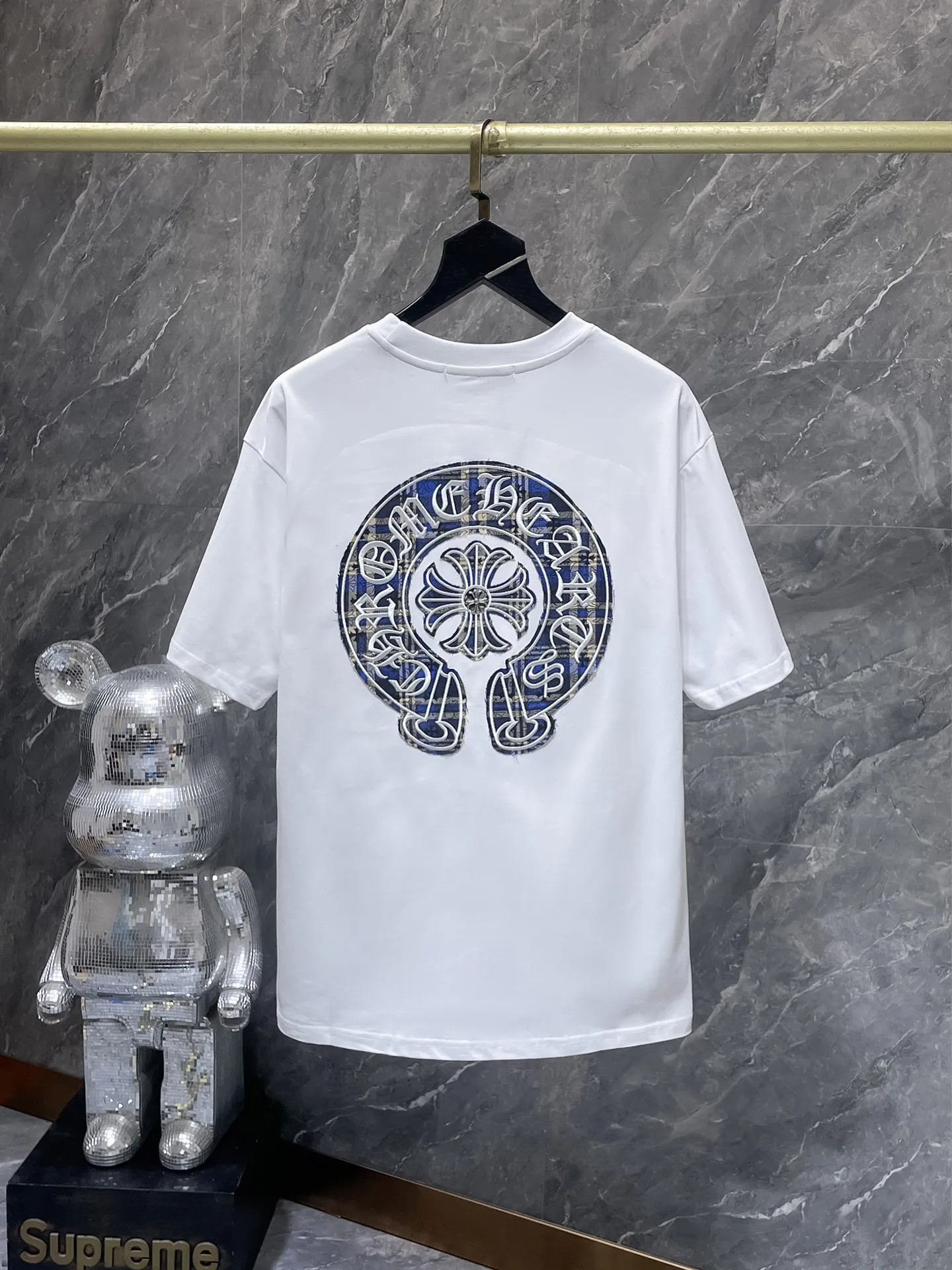 P160 New Chrome Hearts 25ss for summer. High-weight, environmentally friendly and high-quality top-grade fabric. 280g Chrome Horseshoe Contrast Color Patch Short Sleeves. Heavy-duty pure hand-cut patch embroidery technology. Counter synchronization. Re-engraved version 1:1. Recommended Color: Black White. Size: S, M, L, XL.